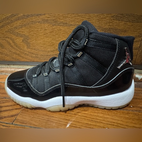 Jordan Kids Sneakers Black White Red - Picture 14 of 15